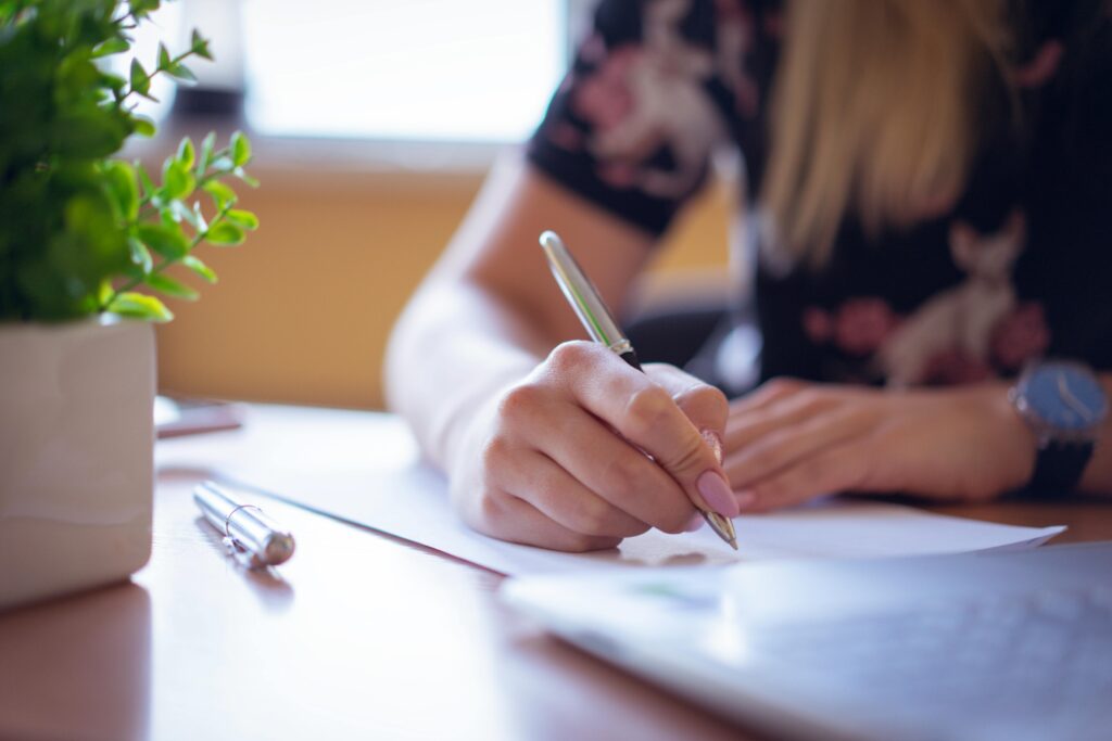 🎯 نموذج CV بدون خبرة: كيف تكتب سيرة ذاتية حديث تخرج تجذب أصحاب العمل - صورة 2